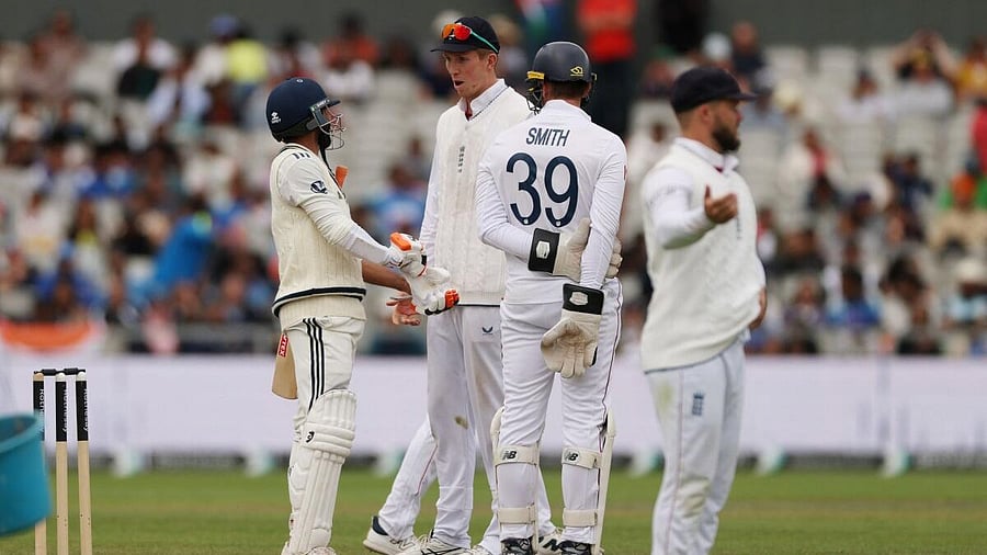 <div class="paragraphs"><p>Ravindra Jadeja gestures as Zak Crawley confronts him.</p></div>