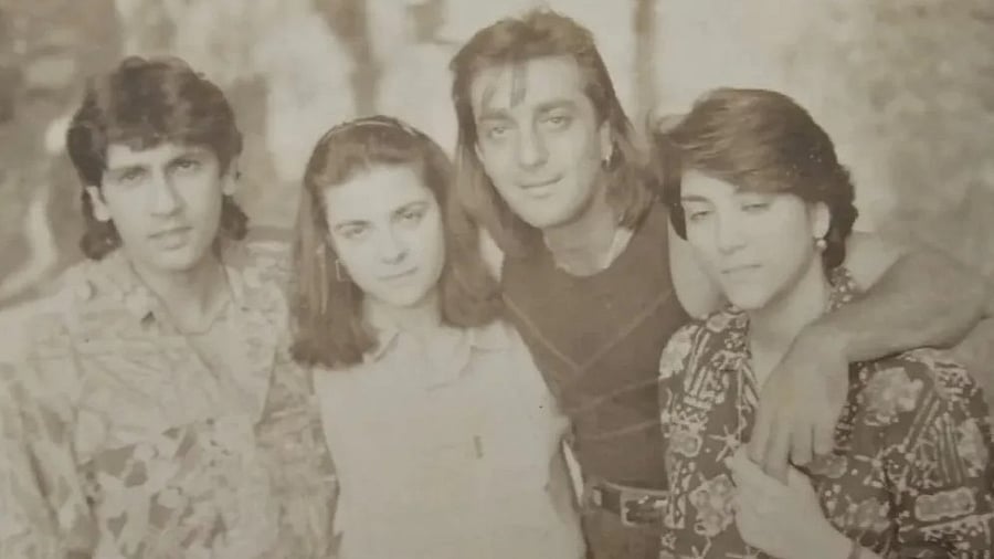 <div class="paragraphs"><p>In this throwback photo, Sanjay Dutt and Priya Dutt pose with friends.</p></div>