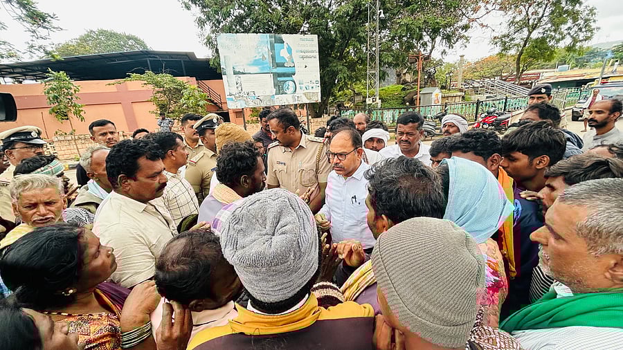 <div class="paragraphs"><p>Agriculture Department Joint Director B Manjunath try to pacify agitating farmers in Chitradurga on Tuesday.</p></div>