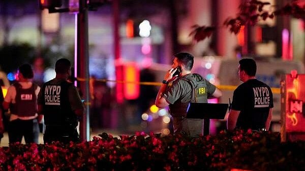<div class="paragraphs"><p>FBI agents and NYPD officers work near the scene of a reported shooter situation in the Manhattan borough of New York City, US.</p></div>