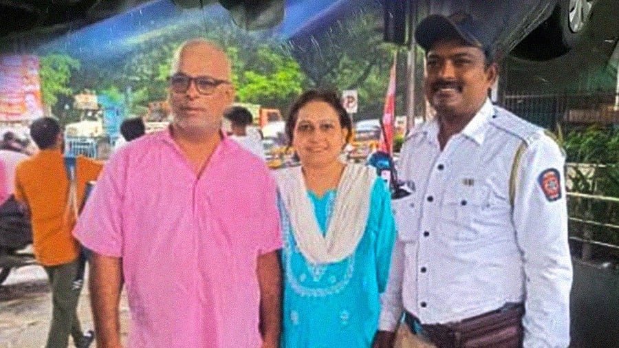 <div class="paragraphs"><p>Gautam Rohra and his wife with the Mumbai cop Pravin Kshirsagar</p></div>