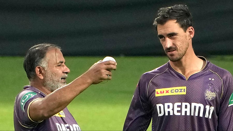 <div class="paragraphs"><p>Kolkata Knight Riders player Mitchell Starc with Bharat Arun during a training session.</p></div>