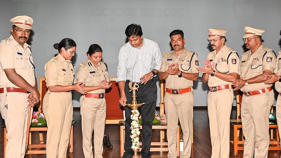 <div class="paragraphs"><p>Cricketer Javagal&nbsp;Srinath launches ‘Mane Manege Police’ initiative of the Police department in Mysuru on Wednesday. Police Commissioner Seema Latkar, DCPs R N Bindu Mani<br>and K S Sunder Raj are seen.</p></div>