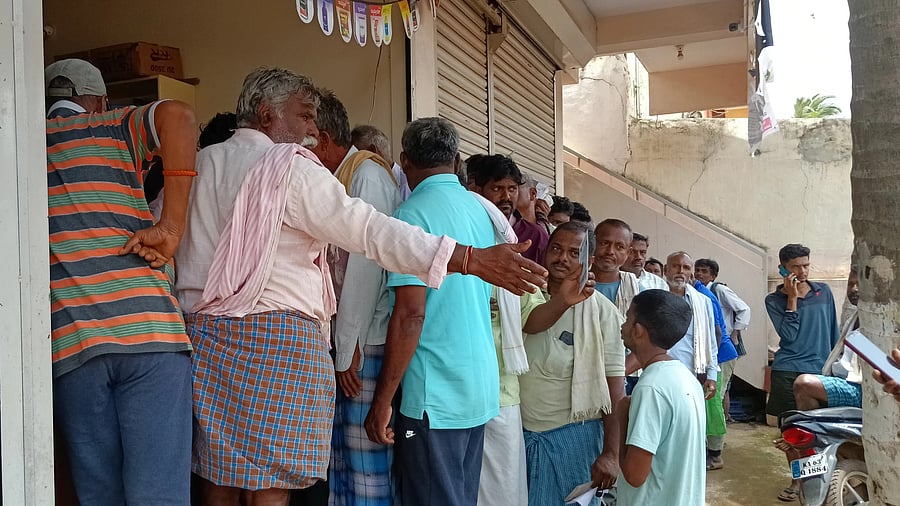 <div class="paragraphs"><p>Farmers stand in a queue in front of a fertiliser shop in Kundgol taluk of Dharwad district for procuring urea. </p></div>
