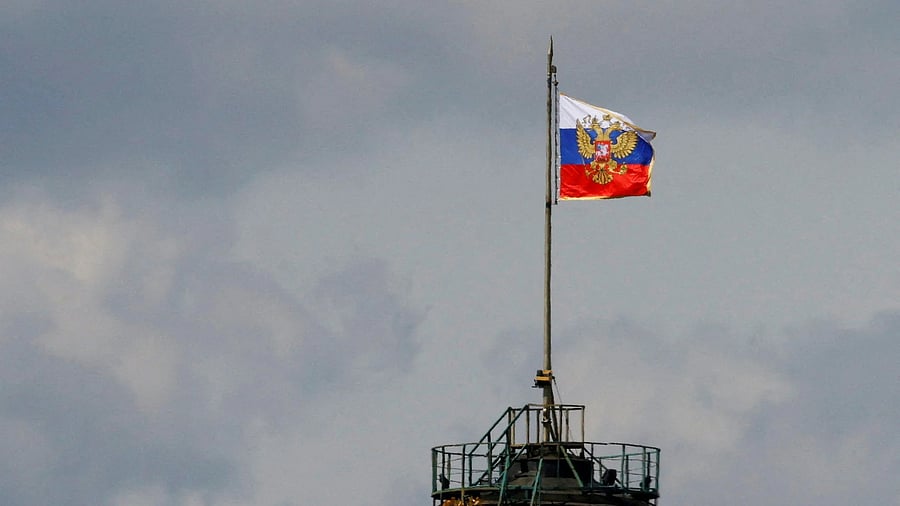 <div class="paragraphs"><p> The Russian flag flies on the dome of the Kremlin Senate building.</p></div>
