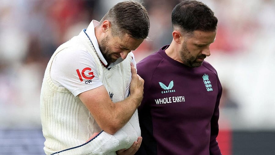 <div class="paragraphs"><p>Chris Woakes grimaces in pain as he leaves the field.</p></div>