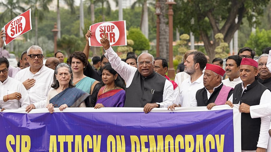 <div class="paragraphs"><p>Congress President Mallikarjun Kharge with LoP in the Lok Sabha and party leader Rahul Gandhi, party MPs Sonia Gandhi, Priyanka Gandhi Vadra, DMK MP Kanimozhi Karunanidhi, TMC MP Derek O'Brien, Samajwadi Party MP Akhilesh Yadav and other INDIA bloc parliamentarians stages a protest against the Special Intensive Revision (SIR) of electoral rolls in Bihar.</p></div>