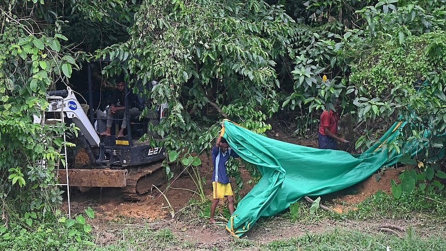 <div class="paragraphs"><p>Labourers making preparation for digging in the site identified by the complainant witness near Nethravathi river at Dharmasthala police station limits </p></div>
