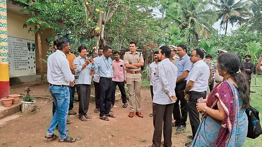 <div class="paragraphs"><p>SP G K Mithun Kumar speaks to staffers of the government school at Huvinakone village in Hosanagar taluk in Shivamogga district on Saturday. </p></div>