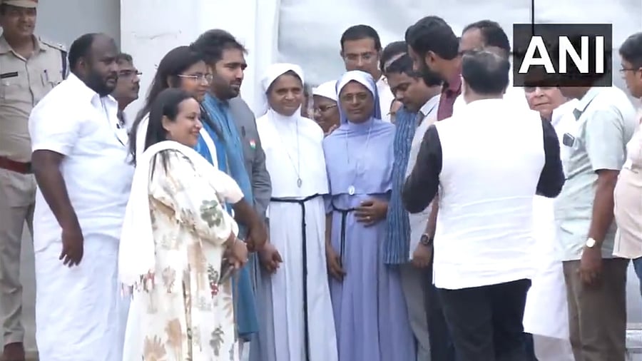 <div class="paragraphs"><p>Nuns from Kerala walk out of Chhattisgarh jail after getting bail in 'trafficking' case</p></div>