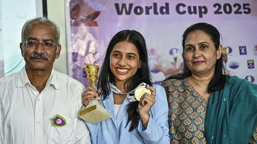 <div class="paragraphs"><p>Grandmaster and Women’s World Cup champion Divya Deshmukh with her parents during a press conference, in Nagpur, Maharashtra.</p></div>