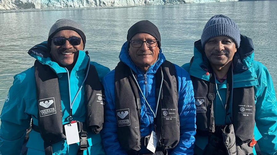 <div class="paragraphs"><p>The three friends during their expedition.</p></div>