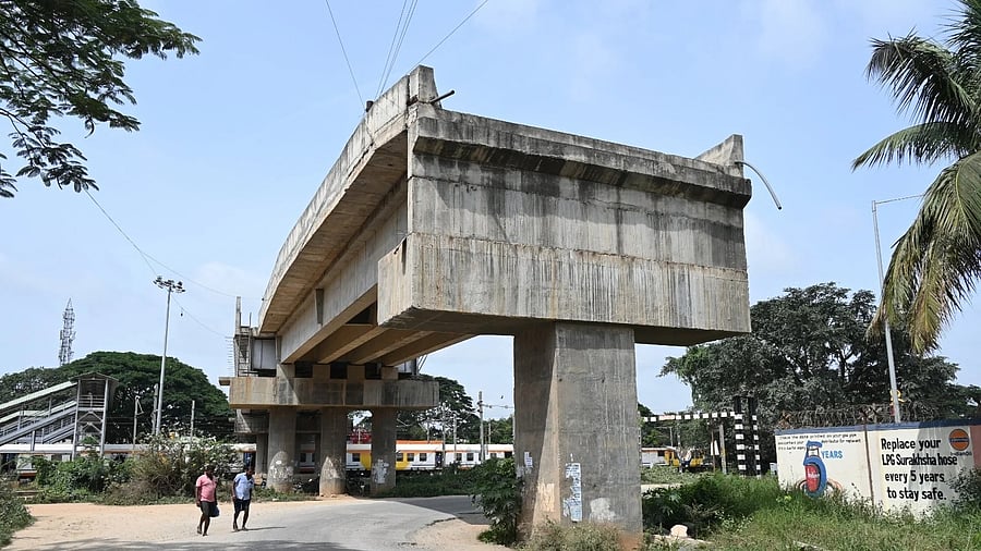 <div class="paragraphs"><p>The half-constructed bridge at the Devanagonthi level crossing gate between the Devanagonthi-Whitefield railway line. </p></div>