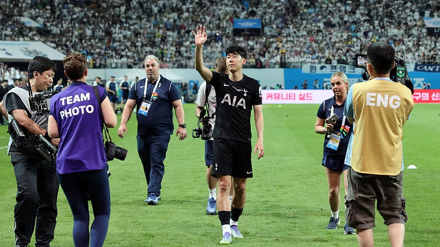<div class="paragraphs"><p> Tottenham Hotspur's Son Heung-Min acknowledges fans after playing his last game for the club.</p></div>