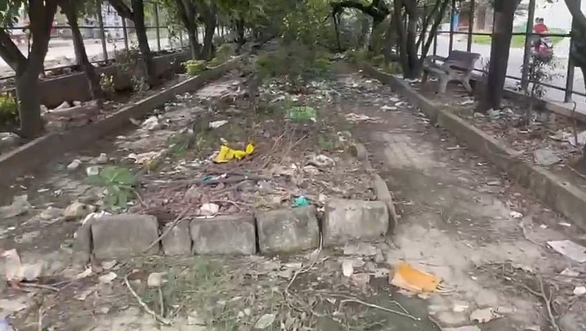 <div class="paragraphs"><p>The trash-filled park behind the immaculately maintained Kempegowda statue in Doddakallasandra. (Screengrab)</p></div>