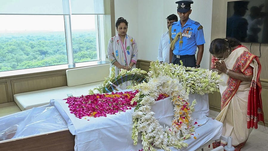 <div class="paragraphs"><p>President Droupadi Murmu pays her respects to former Jharkhand chief minister Shibu Soren.</p></div>