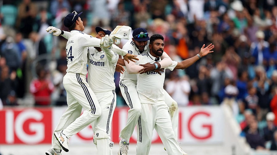 <div class="paragraphs"><p>Indians celebrates after Mohammed Siraj (right) dismissed England's last man Gus Atkinson. </p></div>