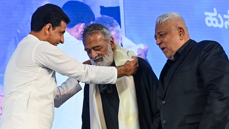<div class="paragraphs"><p>MLA Rizwan Arshad (L) and Aga Sultan, convenor of 'Hussain Day', felicitate singer and songwriter Lucky Ali (C) at the event in Bengaluru on Sunday. </p></div>