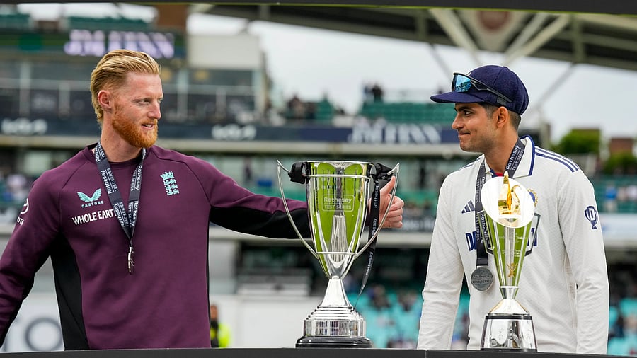 <div class="paragraphs"><p>Shubman Gill (right) with Ben Stokes at the presentation ceremony. </p></div>