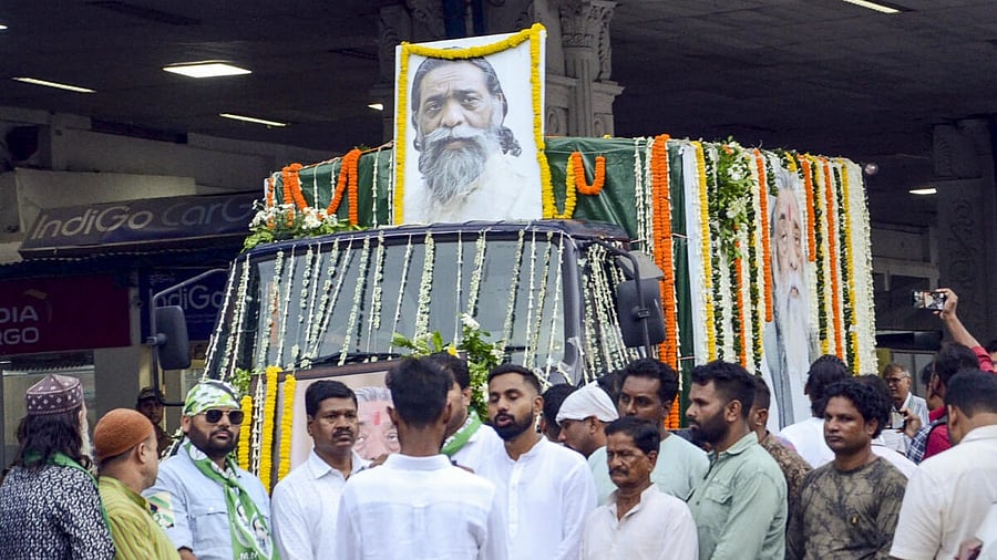 <div class="paragraphs"><p>People gather as the mortal remains of JMM founder and former Jharkhand CM Shibu Soren arrive at Birsa Munda Airport ahead of the funeral procession, in Ranchi, Monday, Aug. 4, 2025.</p></div>