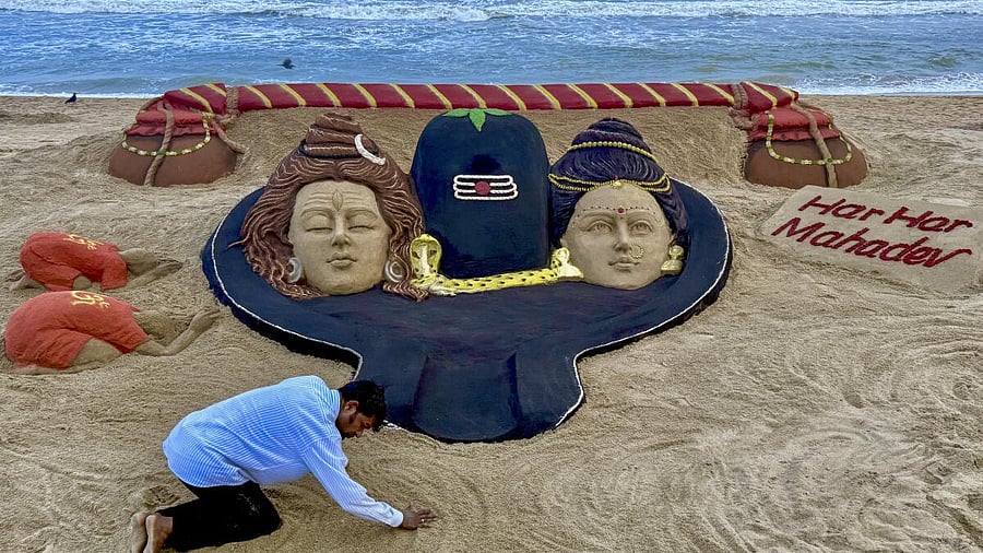 <div class="paragraphs"><p>Sand artist Sudarsan Pattnaik makes a sand sculpture of Lord Shiva and Goddess Parvati during the holy month of Shravan, at Puri beach, Sunday, Aug. 3, 2025.</p></div>