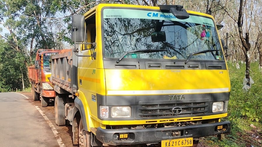 <div class="paragraphs"><p>Two trucks transporting laterite stone illegally at Aletti village in Sullia was seized by Sullia police.</p></div>