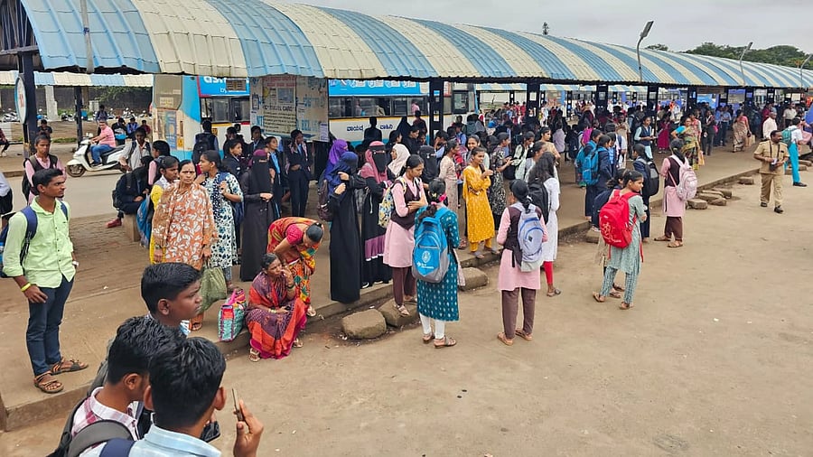 <div class="paragraphs"><p>Students stranded at the Central Bus Stand in Belagavi with buses not available due to the strike by KSRTC employees on Tuesday. </p></div>