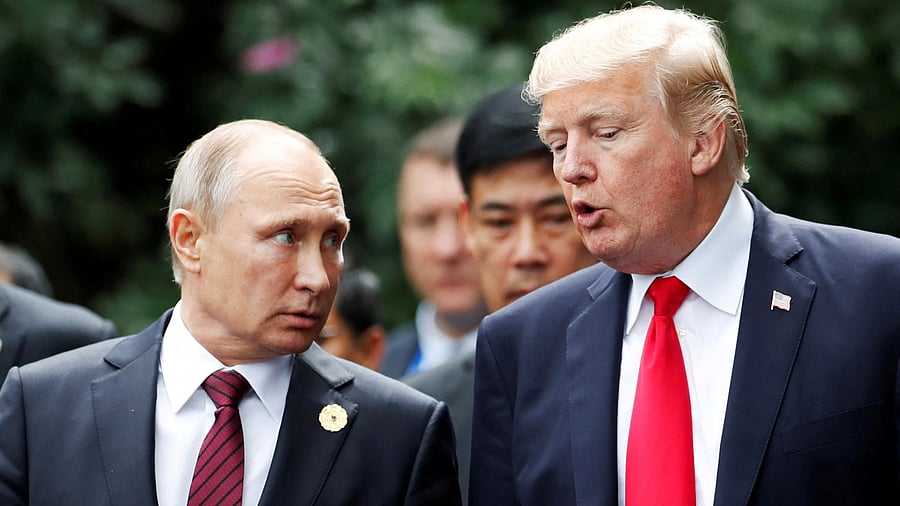 <div class="paragraphs"><p>US President Donald Trump and Russia's President Vladimir Putin (L).</p></div>