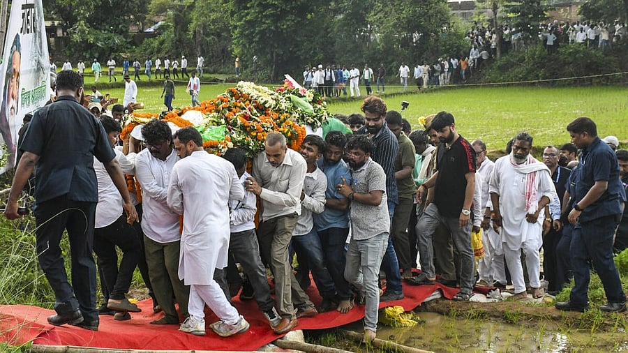 <div class="paragraphs"><p>Jharkhand Chief Minister Hemant Soren and others during the last rites of his father and former chief minister Shibu Soren, at Nemra village in Jharkhand’s Ramgarh district.</p></div>