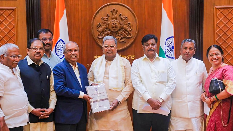 <div class="paragraphs"><p>Retired Karnataka High Court judge Justice H N Nagmohan Das submits the report on internal reservation for Scheduled Castes to Chief Minister Siddaramaiah in Bengaluru on Monday. Ministers G Parameshwara, H C Mahadevappa and K H Muniyappa are seen. </p></div>