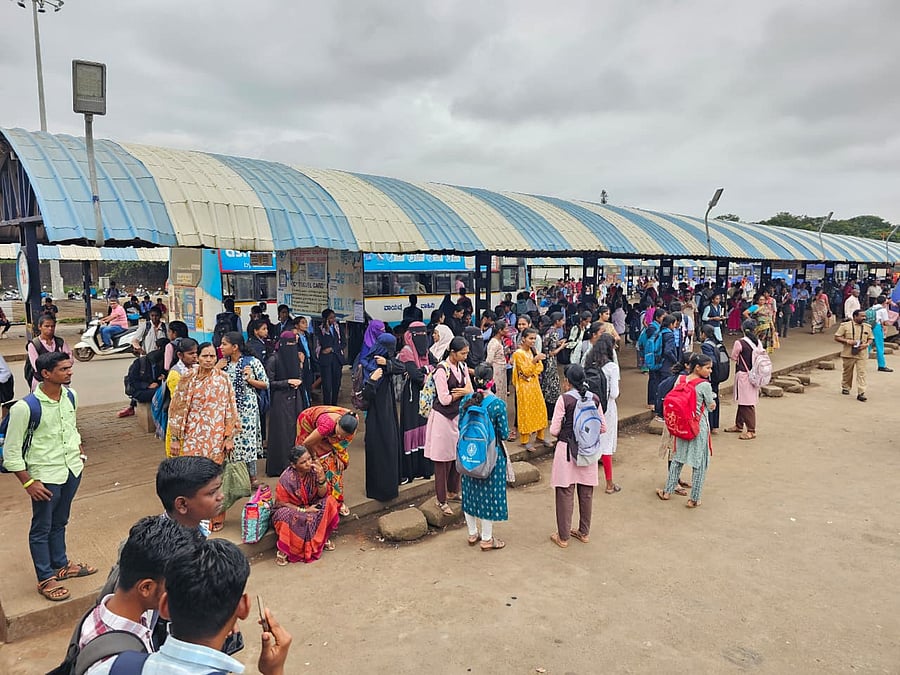 <div class="paragraphs"><p>Students stranded at the Central Bus Stand in Belagavi with buses not available due to the strike by KSRTC employees on Tuesday. </p></div>