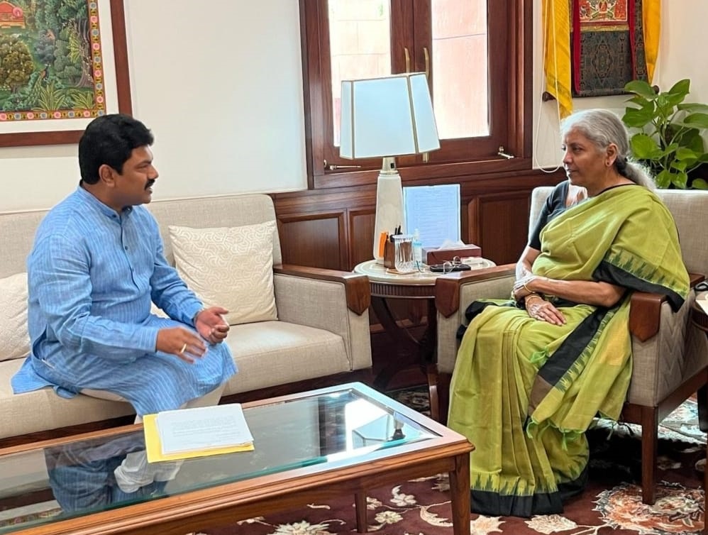 <div class="paragraphs"><p>MP B Y Raghavendra meets Union Finance Minister Nirmala Sitharaman in New Delhi on Wednesday.</p></div>