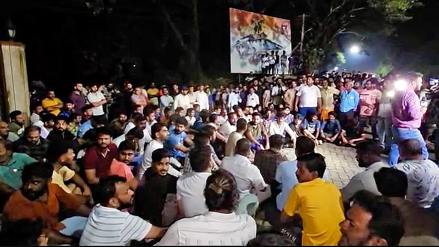 A group protesting in front of Dharmasthala police station. 
