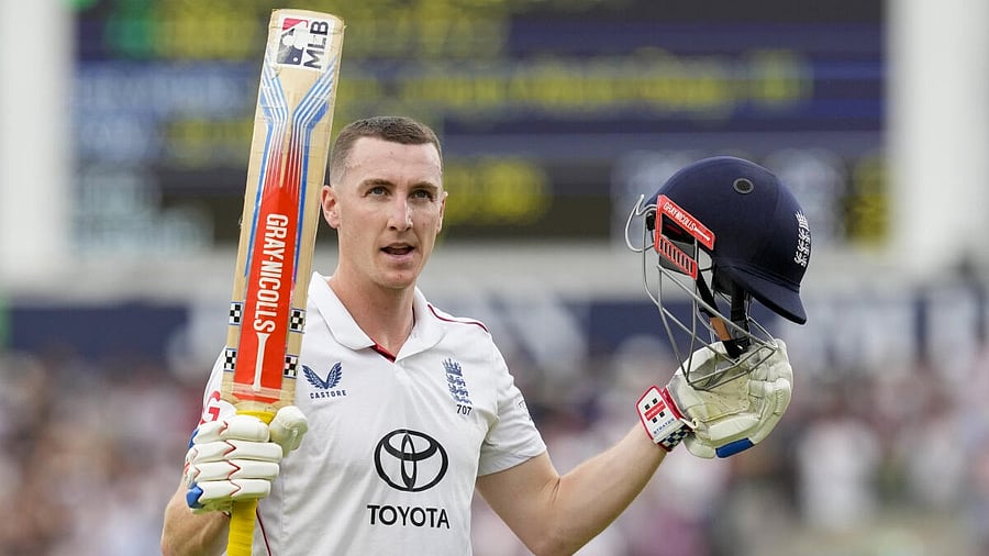 <div class="paragraphs"><p>England's Harry Brook acknowledges the crowd as he returns to the pavilion after his dismissal during the fourth day of the fifth Test match between India and England, at The Oval cricket ground, in London, England.</p></div>