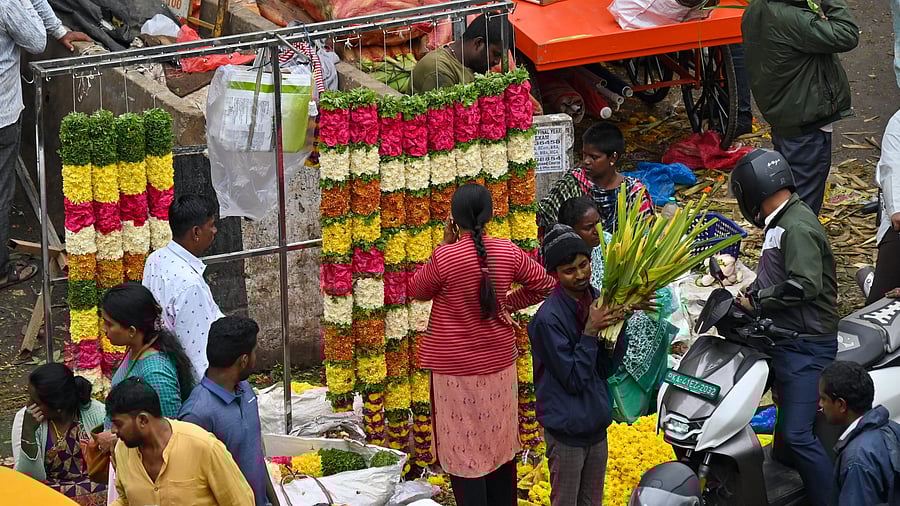 <div class="paragraphs"><p>People throng KR Market ahead of Varalakshmi Vratam, which falls on Friday. </p></div>