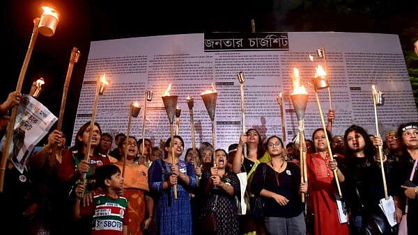 <div class="paragraphs"><p>File photo of doctors with other citizens issue a symbolic 'Janata Chargsheet' to protest against the alleged rape and murder of a woman medic at R G Kar Medical College and Hospital</p></div>