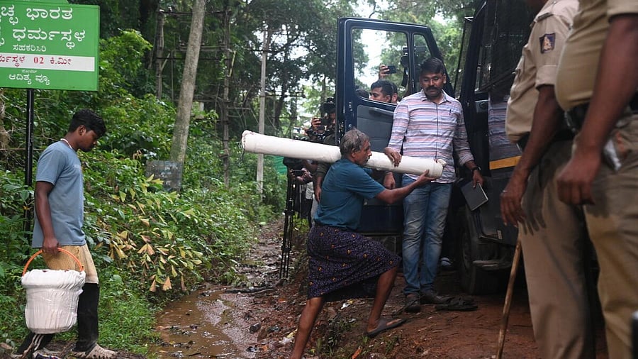 <div class="paragraphs"><p>Labourers getting sealed skeletal remains traced inside the forest area near Nethravathi bathing ghat in Dharmasthala police station limits on Monday.</p></div>