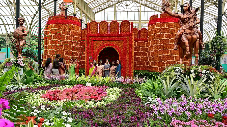 <div class="paragraphs"><p>Visitors take selfies near a floral model of the Kittur fort at the Independence Day flower that began at Lalbagh in Bengaluru on Thursday. The show is on till August 16.</p></div>