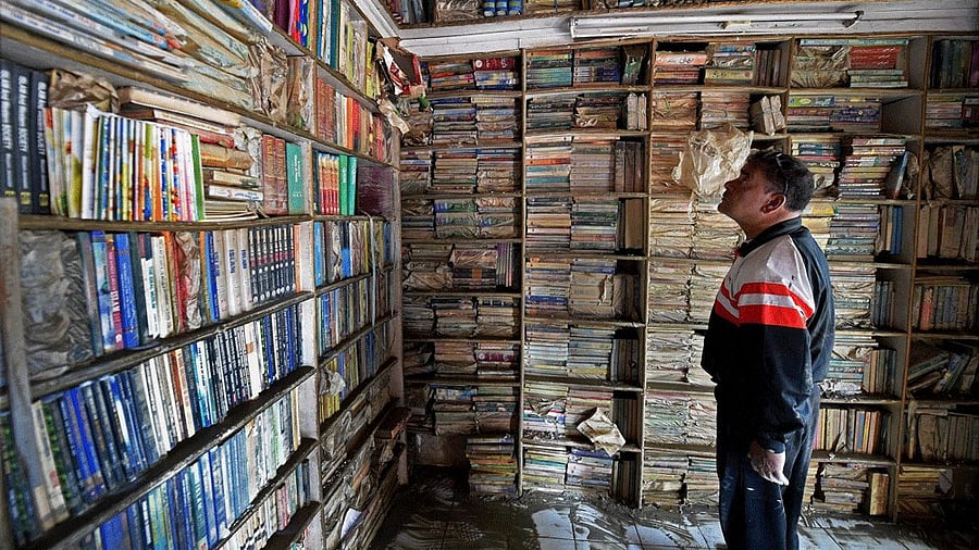 <div class="paragraphs"><p>A book store.</p></div>