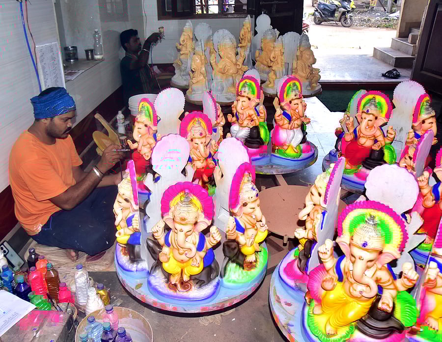 <div class="paragraphs"><p>Ganapati idols being prepared by artist Kiran Chitragar in Old Hubballi. </p></div>