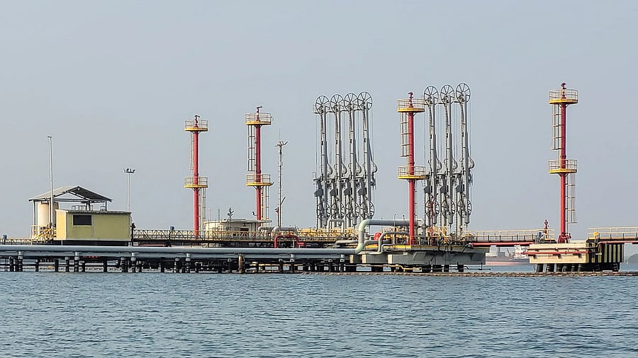 <div class="paragraphs"><p>A complex of pipes used for the export of crude oil in a dock.</p></div>