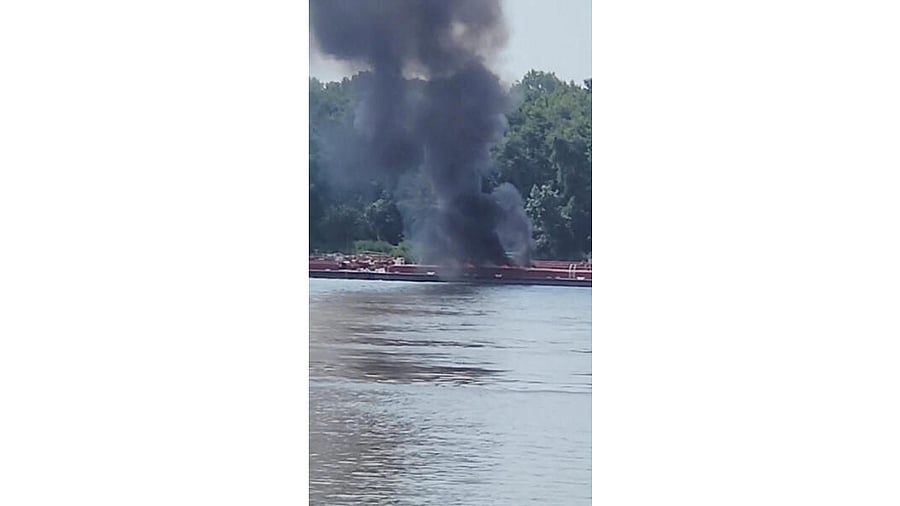 <div class="paragraphs"><p>Smoke rises after a helicopter crashed into a barge on the Mississippi River in Alton, Illinois, US.</p></div>