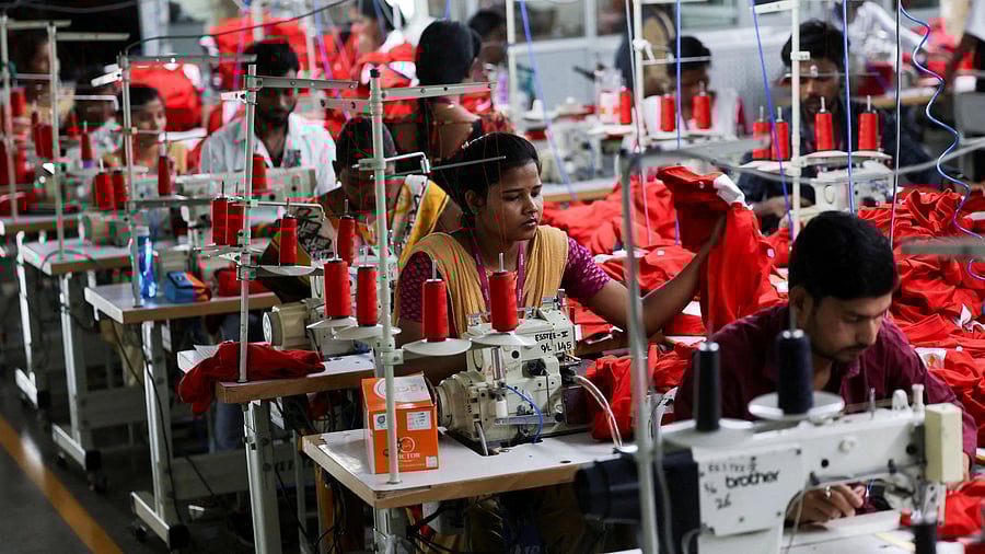 <div class="paragraphs"><p>People work at a garment factory.</p></div>