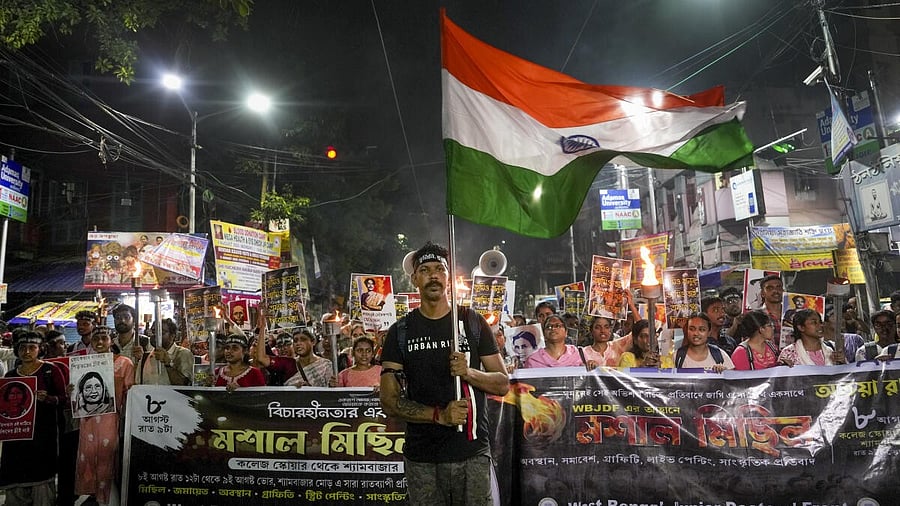 <div class="paragraphs"><p>Junior Doctors' Forum members, senior doctors and others raise slogans during a torch rally from College Street to Shyambazar on the eve of first death anniversary of the rape-murder of a trainee doctor of RG Kar Medical College and Hospital, in Kolkata, West Bengal, Friday, Aug. 8, 2025.</p></div>