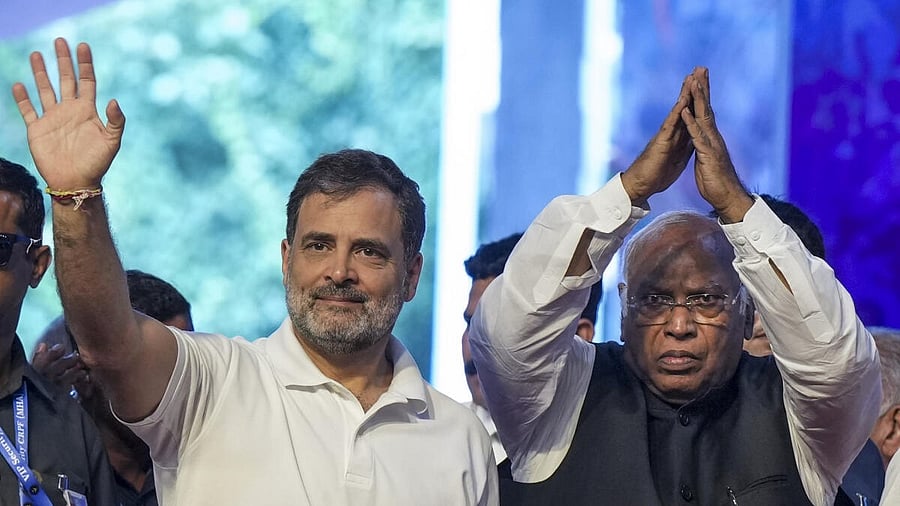 <div class="paragraphs"><p>Congress President Mallikarjun Kharge and LoP in Lok Sabha Rahul Gandhi during the party's 'Vote Adhikar Rally', at Freedom Park in Bengaluru, Friday, Aug. 8, 2025.</p></div>
