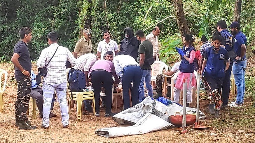 <div class="paragraphs"><p>SIT team along with complainant witness at the new location, near Bahubali Betta road in Dharmasthala police station limits.</p></div>