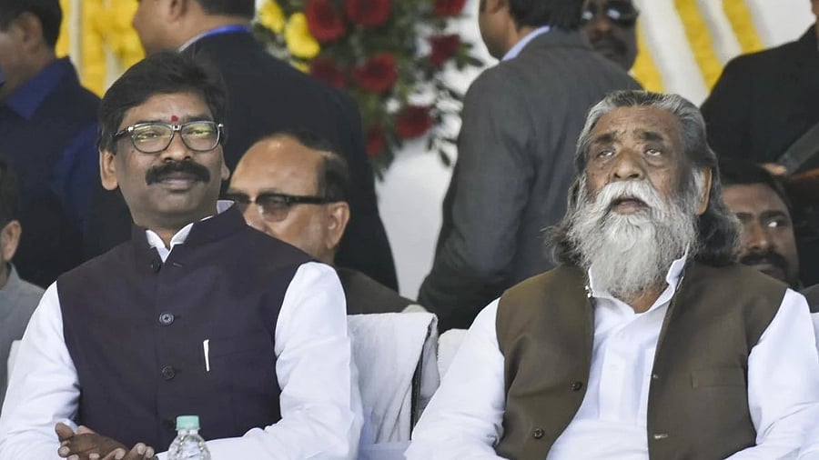 <div class="paragraphs"><p>Jharkhand Chief Minister Hemant Soren with his father Shibu Soren. </p></div>