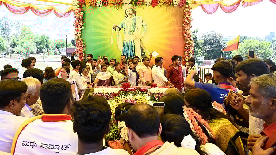 <div class="paragraphs"><p>Fans pay respects to late actor Vishnuvardhan on the occasion of his birth anniversary at his memorial at Abhiman Studio on Uttarahalli-Kengeri road in Bengaluru. The structure has since been razed.</p></div>