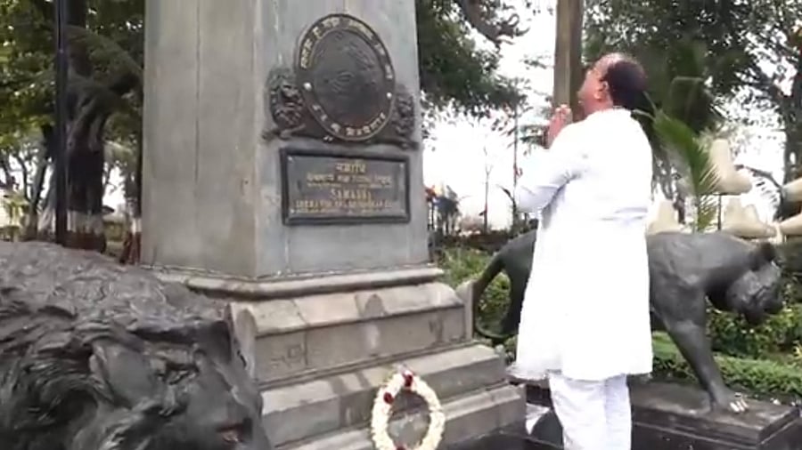 <div class="paragraphs"><p>Maharashtra Congress president Harshwardhan Sapkal pays tribute at the Gandhi Smriti Stambh at August Kranti Maidan. <br></p></div>