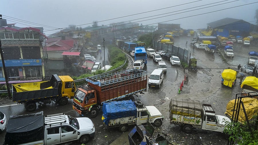 <div class="paragraphs"><p>Heavy traffic movement amid rainfall, in Shimla on Aug 5.</p></div>